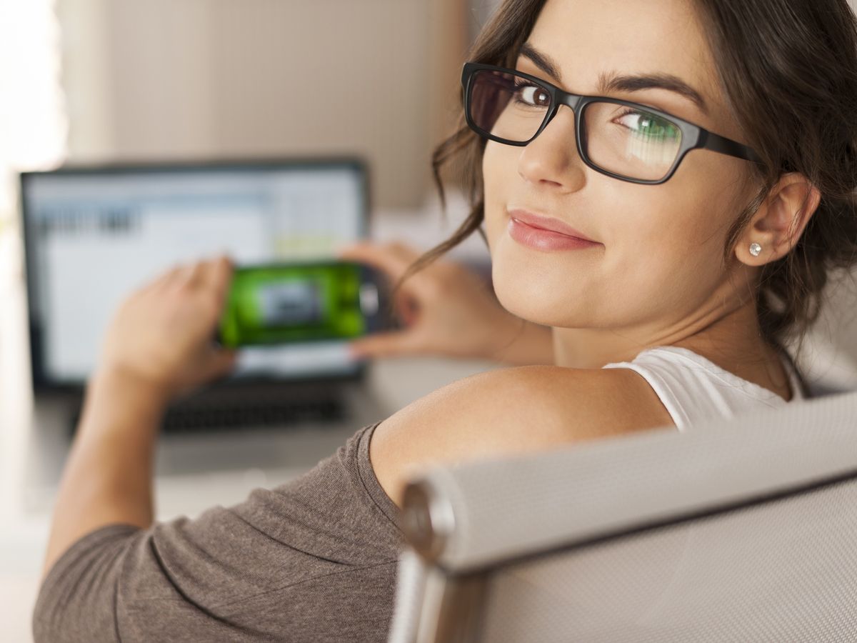 Jak dopasować okulary do twarzy i potrzeb podczas zakupów online